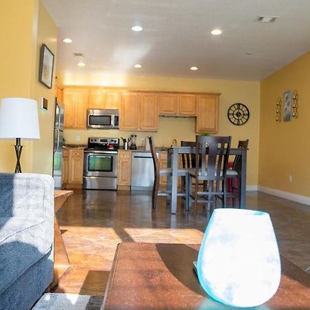 Serene 3Br Apartment 4Tvs Free Wi-Fi & Parking -E- Moss Point Bagian luar foto