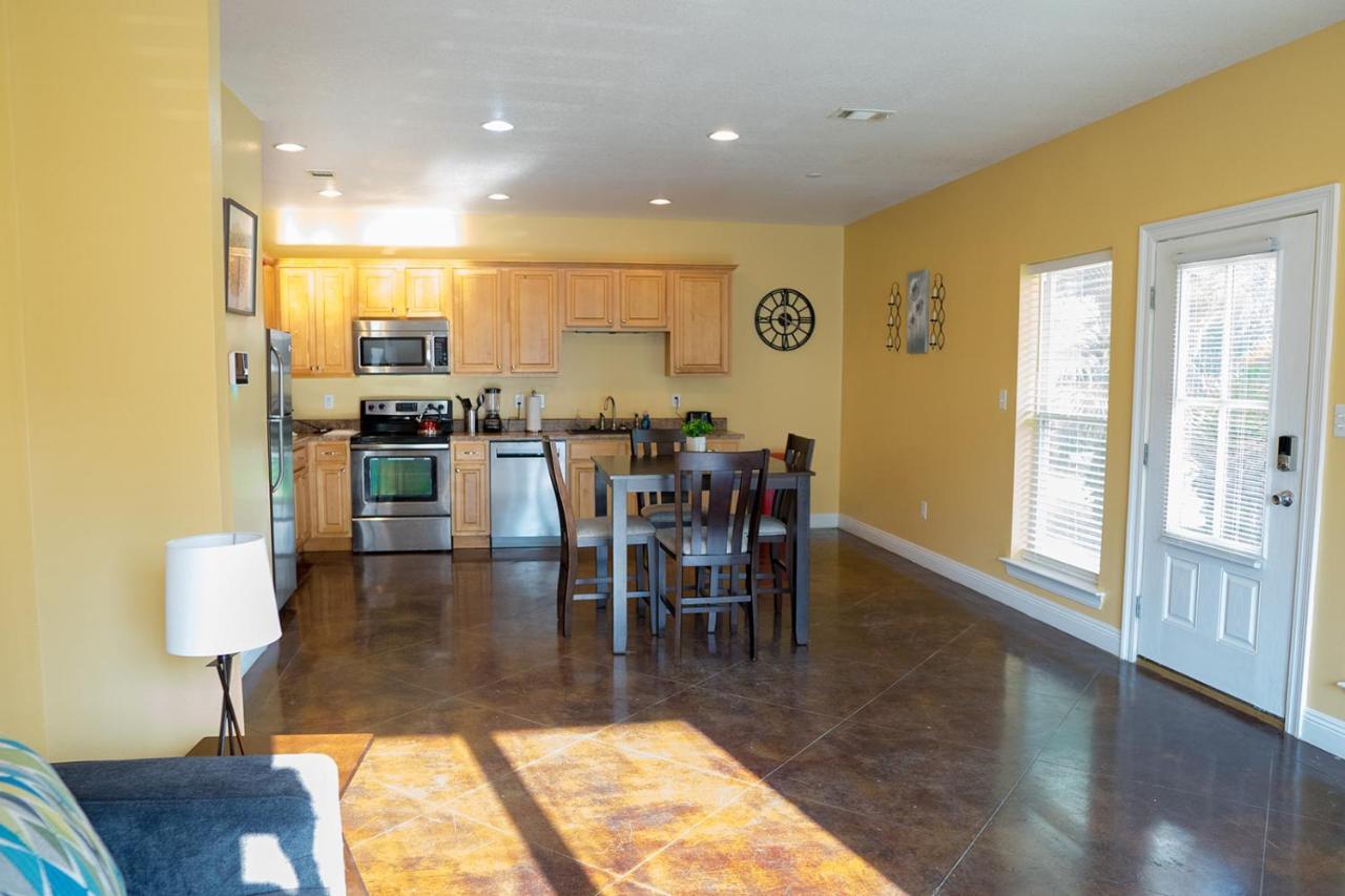 Serene 3Br Apartment 4Tvs Free Wi-Fi & Parking -E- Moss Point Bagian luar foto