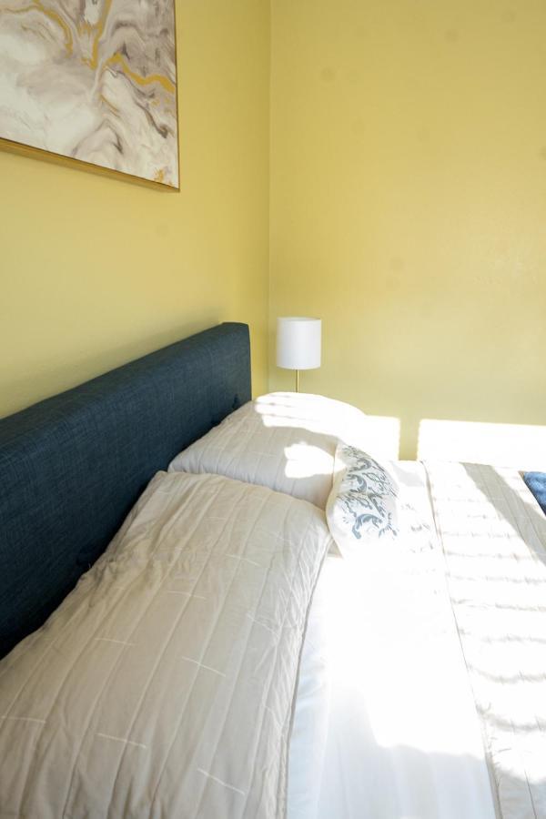 Serene 3Br Apartment 4Tvs Free Wi-Fi & Parking -E- Moss Point Bagian luar foto
